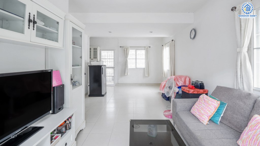 ทาวน์เฮ้าส์มือสองนนทบุรี ห้องมุม! ม.พฤกษา54 บางใหญ่-เซ็นทรัลเวสต์เกต (หน้ากว้าง 6 เมตร) บ้านพร้อมอยู่สไตล์โมเดิร์น ฟังก์ชั่น 3 นอน 2 น้ำ เนื้อที่เยอะ 30.3 ตร.ว. ระบบรักษาความปลอดภัยดีเยี่ยม เดินทางสะดวกเพียง 5 นาที* ถึงถนนกาญจนาฯ และรถไฟฟ้าสถานี "ตลาดบางใหญ่"...