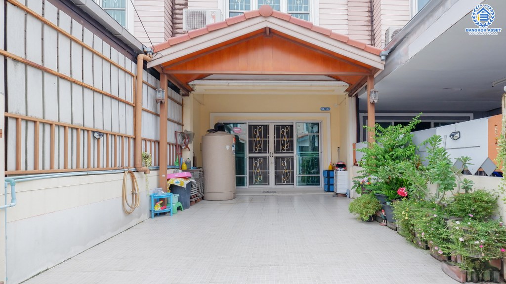 ทาวน์เฮ้าส์มือสองนนทบุรี ม.เหนือฟ้าโฟร์ บ้านกล้วย-ไทรน้อยเนื้อที่ 17 ตร.ว. ฟังก์ชั่น 2ห้องนอน 2 ห้องน้ำ มีครัวเคาน์เตอร์ พร้อมอยู่ ทำเลดี เพียง 10 นาทีถึงถนนกาญจนาภิเษก ใกล้เซ็นทรัลเวสท์เกต และรถไฟฟ้าคลองบางไผ่ คุ้มค่า ราคาไม่แพง!