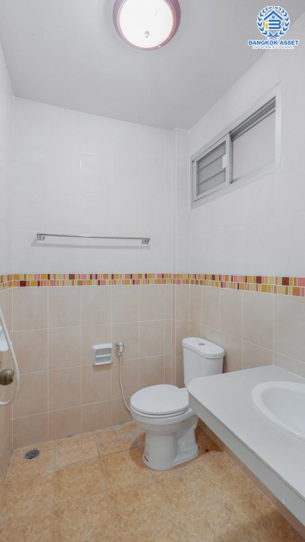 ทาวน์เฮ้าส์มือสองนนทบุรี ม.เหนือฟ้าโฟร์ บ้านกล้วย-ไทรน้อยเนื้อที่ 17 ตร.ว. ฟังก์ชั่น 2ห้องนอน 2 ห้องน้ำ มีครัวเคาน์เตอร์ พร้อมอยู่ ทำเลดี เพียง 10 นาทีถึงถนนกาญจนาภิเษก ใกล้เซ็นทรัลเวสท์เกต และรถไฟฟ้าคลองบางไผ่ คุ้มค่า ราคาไม่แพง!