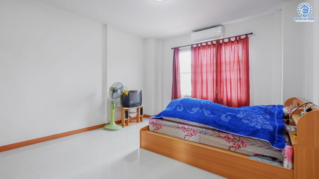 ทาวน์เฮ้าส์มือสองนนทบุรี ม.เหนือฟ้าโฟร์ บ้านกล้วย-ไทรน้อยเนื้อที่ 17 ตร.ว. ฟังก์ชั่น 2ห้องนอน 2 ห้องน้ำ มีครัวเคาน์เตอร์ พร้อมอยู่ ทำเลดี เพียง 10 นาทีถึงถนนกาญจนาภิเษก ใกล้เซ็นทรัลเวสท์เกต และรถไฟฟ้าคลองบางไผ่ คุ้มค่า ราคาไม่แพง!