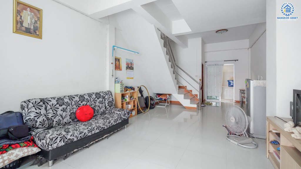 ทาวน์เฮ้าส์มือสองนนทบุรี ม.เหนือฟ้าโฟร์ บ้านกล้วย-ไทรน้อยเนื้อที่ 17 ตร.ว. ฟังก์ชั่น 2ห้องนอน 2 ห้องน้ำ มีครัวเคาน์เตอร์ พร้อมอยู่ ทำเลดี เพียง 10 นาทีถึงถนนกาญจนาภิเษก ใกล้เซ็นทรัลเวสท์เกต และรถไฟฟ้าคลองบางไผ่ คุ้มค่า ราคาไม่แพง!