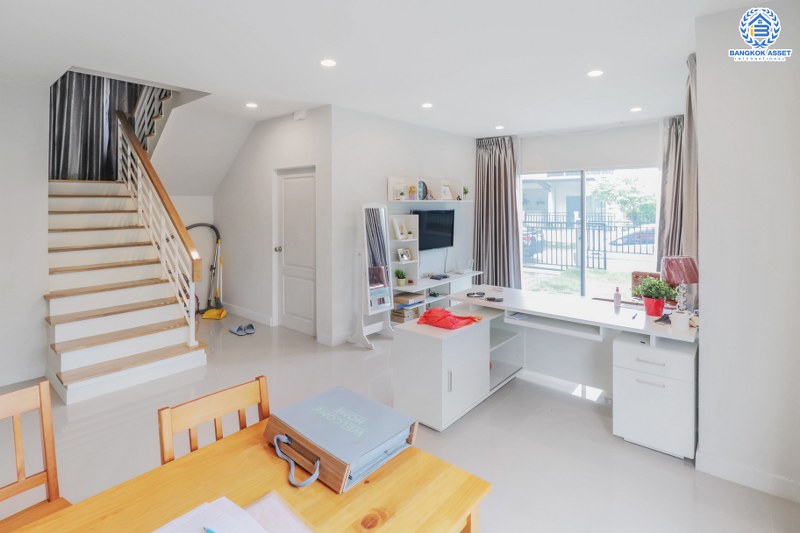 บ้านเดี่ยวมือสองนนทบุรี โครงการ เซนโทร ชัยพฤกษ์-แจ้งวัฒนะ หลังใหญ่ห้องมุม! แบรนด์ AP* เนื้อที่ 61.3 ตร.ว. ฟังก์ชั่นมากถึง 4 ห้องนอน 4 ห้องน้ำ (ห้องนอนชั้นบนมีห้องน้ำทุกห้อง) ตกแต่ง/ต่อเติมพร้อมเข้าอยู่! มีสระว่ายน้ำขนาดเล็ก พร้อมพื้นที่สวนด้านข้างกว้างขวาง บนทำเลคุณภาพ เข้า-ออกได้ทั้งถ.สะพานนนทบุรี และถ.สะพานพระราม4 ที่เชื่อมต่อราชพฤกษ์, ติวานนท์ และแจ้งวัฒนะ ได้อย่างรวดเร็ว...