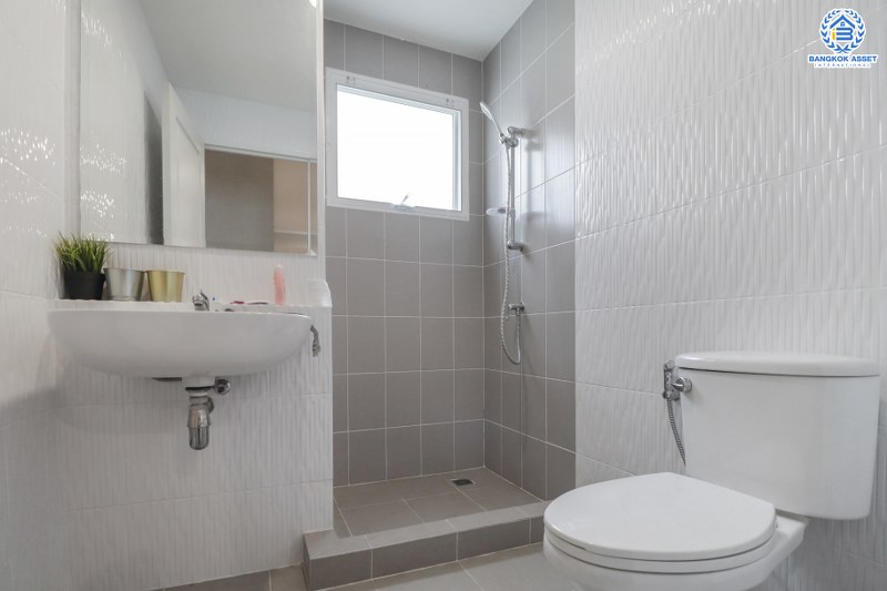 บ้านเดี่ยวมือสองนนทบุรี โครงการ เซนโทร ชัยพฤกษ์-แจ้งวัฒนะ หลังใหญ่ห้องมุม! แบรนด์ AP* เนื้อที่ 61.3 ตร.ว. ฟังก์ชั่นมากถึง 4 ห้องนอน 4 ห้องน้ำ (ห้องนอนชั้นบนมีห้องน้ำทุกห้อง) ตกแต่ง/ต่อเติมพร้อมเข้าอยู่! มีสระว่ายน้ำขนาดเล็ก พร้อมพื้นที่สวนด้านข้างกว้างขวาง บนทำเลคุณภาพ เข้า-ออกได้ทั้งถ.สะพานนนทบุรี และถ.สะพานพระราม4 ที่เชื่อมต่อราชพฤกษ์, ติวานนท์ และแจ้งวัฒนะ ได้อย่างรวดเร็ว...