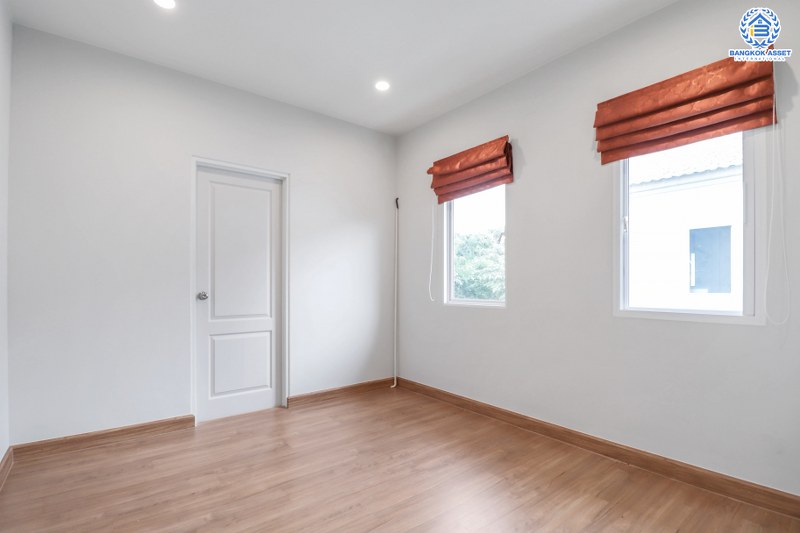 บ้านเดี่ยวมือสองนนทบุรี โครงการ เซนโทร ชัยพฤกษ์-แจ้งวัฒนะ หลังใหญ่ห้องมุม! แบรนด์ AP* เนื้อที่ 61.3 ตร.ว. ฟังก์ชั่นมากถึง 4 ห้องนอน 4 ห้องน้ำ (ห้องนอนชั้นบนมีห้องน้ำทุกห้อง) ตกแต่ง/ต่อเติมพร้อมเข้าอยู่! มีสระว่ายน้ำขนาดเล็ก พร้อมพื้นที่สวนด้านข้างกว้างขวาง บนทำเลคุณภาพ เข้า-ออกได้ทั้งถ.สะพานนนทบุรี และถ.สะพานพระราม4 ที่เชื่อมต่อราชพฤกษ์, ติวานนท์ และแจ้งวัฒนะ ได้อย่างรวดเร็ว...