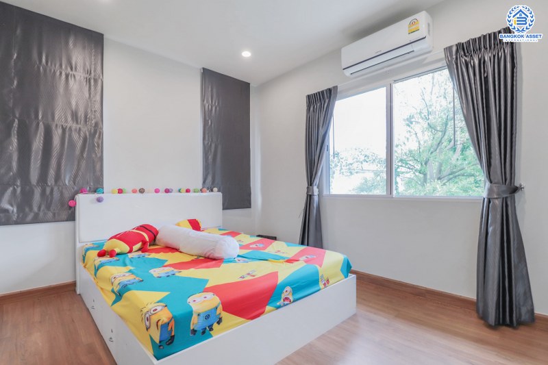 บ้านเดี่ยวมือสองนนทบุรี โครงการ เซนโทร ชัยพฤกษ์-แจ้งวัฒนะ หลังใหญ่ห้องมุม! แบรนด์ AP* เนื้อที่ 61.3 ตร.ว. ฟังก์ชั่นมากถึง 4 ห้องนอน 4 ห้องน้ำ (ห้องนอนชั้นบนมีห้องน้ำทุกห้อง) ตกแต่ง/ต่อเติมพร้อมเข้าอยู่! มีสระว่ายน้ำขนาดเล็ก พร้อมพื้นที่สวนด้านข้างกว้างขวาง บนทำเลคุณภาพ เข้า-ออกได้ทั้งถ.สะพานนนทบุรี และถ.สะพานพระราม4 ที่เชื่อมต่อราชพฤกษ์, ติวานนท์ และแจ้งวัฒนะ ได้อย่างรวดเร็ว...