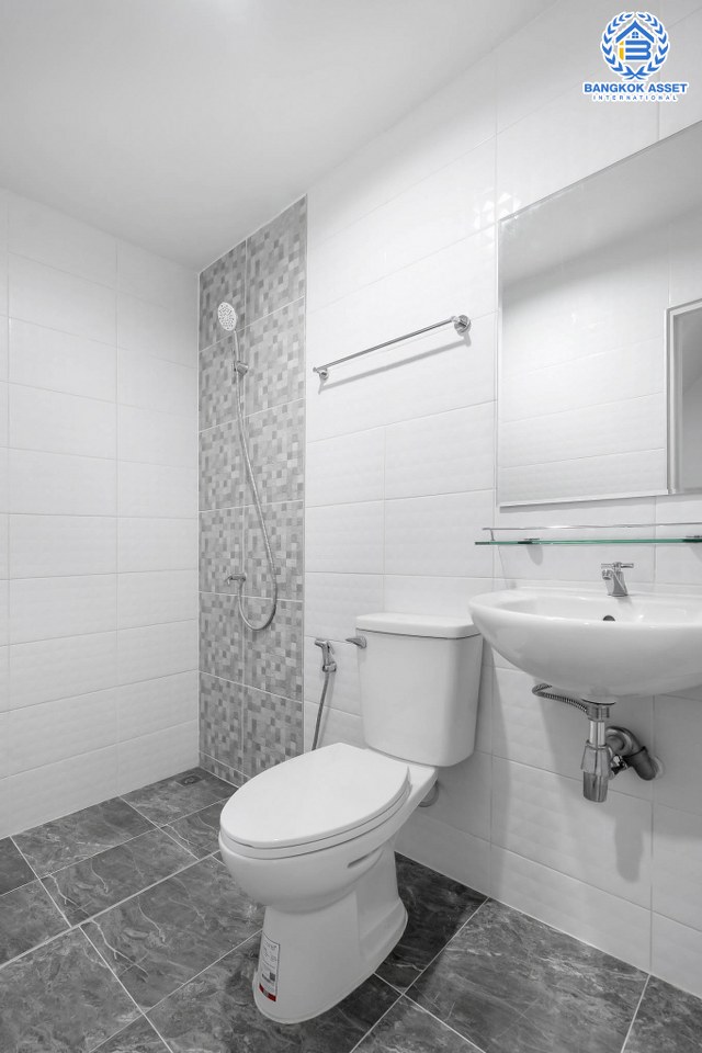 บ้านมือสองตกแต่งใหม่ ม.ธนากรวิลล่า4 ปิ่นเกล้า-พระราม7 ทาวน์โฮม 3 ชั้นพร้อมอยู่ เป็นส่วนตัว หน้าบ้านไม่ชนใคร Built-in ชั้นวางของชั้นล่าง พร้อมเทอร์เรซสุดกว้างขวาง บนเนื้อที่ 20 ตร.ว. ฟังก์ชั่น 3 ห้องนอน 3 ห้องน้ำ บนทำเลดีที่สุด! เข้า-ออกได้ทั้งทาง ถ.นครอินทร์ ,จรัญสนิทวงศ์ และราชพฤกษ์ ใกล้สถานีรถไฟบางบำหรุ และจุดขึ้นทางด่วน "ศรีรัช"