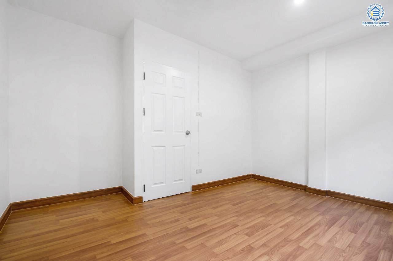 บ้านมือสองตกแต่งใหม่ ม.ธนากรวิลล่า4 ปิ่นเกล้า-พระราม7 ทาวน์โฮม 3 ชั้นพร้อมอยู่ เป็นส่วนตัว หน้าบ้านไม่ชนใคร Built-in ชั้นวางของชั้นล่าง พร้อมเทอร์เรซสุดกว้างขวาง บนเนื้อที่ 20 ตร.ว. ฟังก์ชั่น 3 ห้องนอน 3 ห้องน้ำ บนทำเลดีที่สุด! เข้า-ออกได้ทั้งทาง ถ.นครอินทร์ ,จรัญสนิทวงศ์ และราชพฤกษ์ ใกล้สถานีรถไฟบางบำหรุ และจุดขึ้นทางด่วน "ศรีรัช"