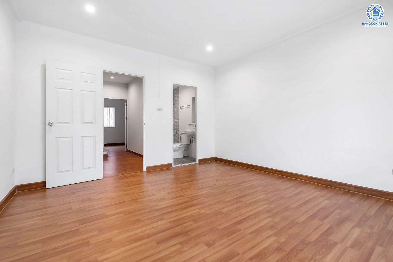 บ้านมือสองตกแต่งใหม่ ม.ธนากรวิลล่า4 ปิ่นเกล้า-พระราม7 ทาวน์โฮม 3 ชั้นพร้อมอยู่ เป็นส่วนตัว หน้าบ้านไม่ชนใคร Built-in ชั้นวางของชั้นล่าง พร้อมเทอร์เรซสุดกว้างขวาง บนเนื้อที่ 20 ตร.ว. ฟังก์ชั่น 3 ห้องนอน 3 ห้องน้ำ บนทำเลดีที่สุด! เข้า-ออกได้ทั้งทาง ถ.นครอินทร์ ,จรัญสนิทวงศ์ และราชพฤกษ์ ใกล้สถานีรถไฟบางบำหรุ และจุดขึ้นทางด่วน "ศรีรัช"