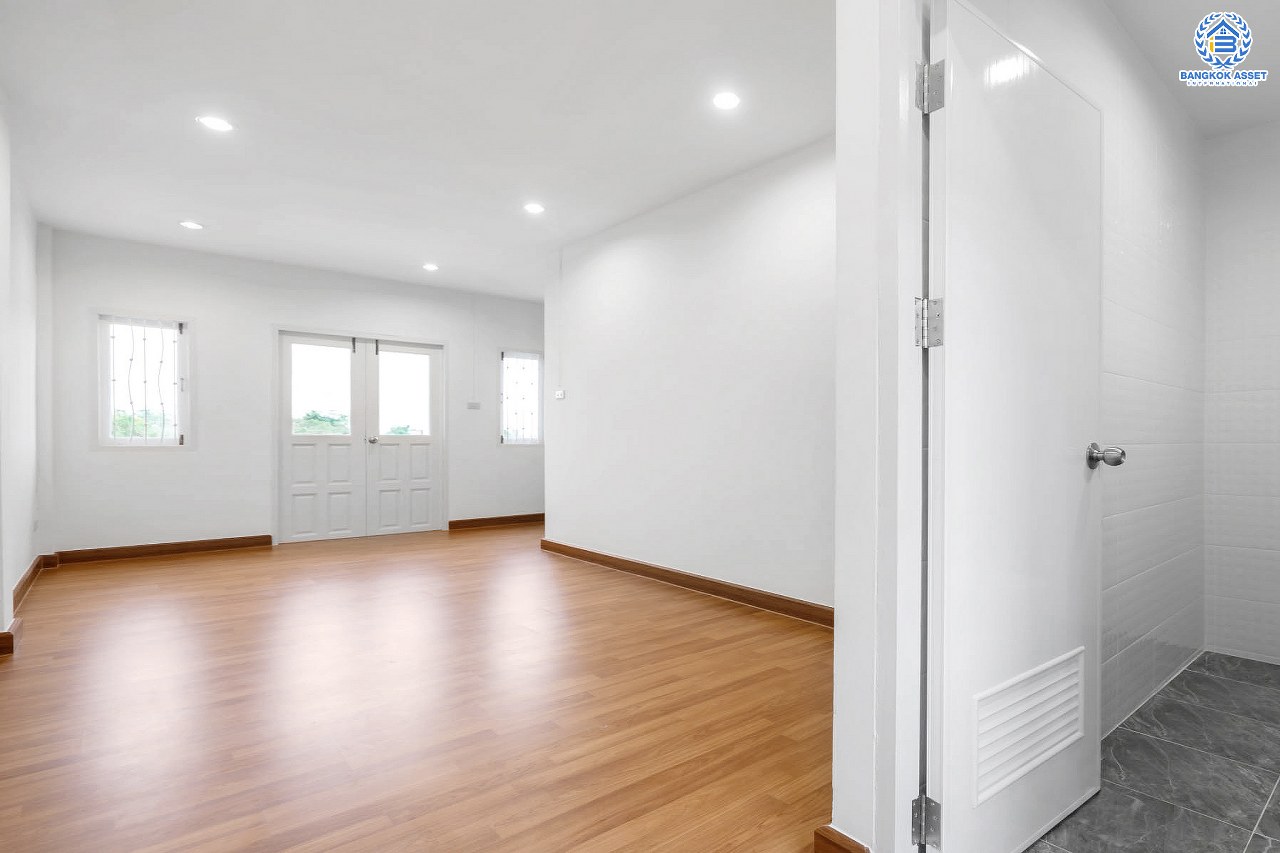 บ้านมือสองตกแต่งใหม่ ม.ธนากรวิลล่า4 ปิ่นเกล้า-พระราม7 ทาวน์โฮม 3 ชั้นพร้อมอยู่ เป็นส่วนตัว หน้าบ้านไม่ชนใคร Built-in ชั้นวางของชั้นล่าง พร้อมเทอร์เรซสุดกว้างขวาง บนเนื้อที่ 20 ตร.ว. ฟังก์ชั่น 3 ห้องนอน 3 ห้องน้ำ บนทำเลดีที่สุด! เข้า-ออกได้ทั้งทาง ถ.นครอินทร์ ,จรัญสนิทวงศ์ และราชพฤกษ์ ใกล้สถานีรถไฟบางบำหรุ และจุดขึ้นทางด่วน "ศรีรัช"