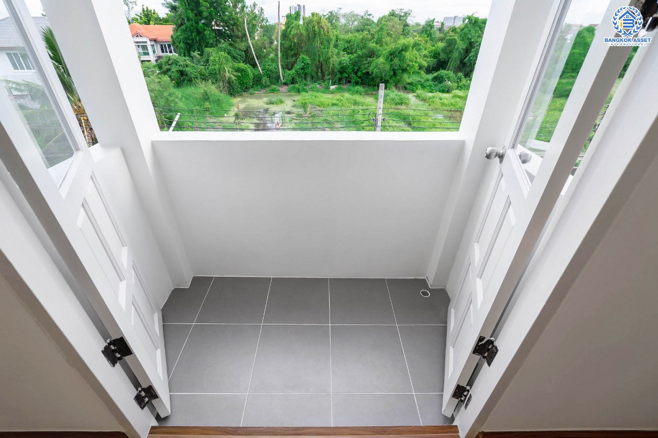 บ้านมือสองตกแต่งใหม่ ม.ธนากรวิลล่า4 ปิ่นเกล้า-พระราม7 ทาวน์โฮม 3 ชั้นพร้อมอยู่ เป็นส่วนตัว หน้าบ้านไม่ชนใคร Built-in ชั้นวางของชั้นล่าง พร้อมเทอร์เรซสุดกว้างขวาง บนเนื้อที่ 20 ตร.ว. ฟังก์ชั่น 3 ห้องนอน 3 ห้องน้ำ บนทำเลดีที่สุด! เข้า-ออกได้ทั้งทาง ถ.นครอินทร์ ,จรัญสนิทวงศ์ และราชพฤกษ์ ใกล้สถานีรถไฟบางบำหรุ และจุดขึ้นทางด่วน "ศรีรัช"