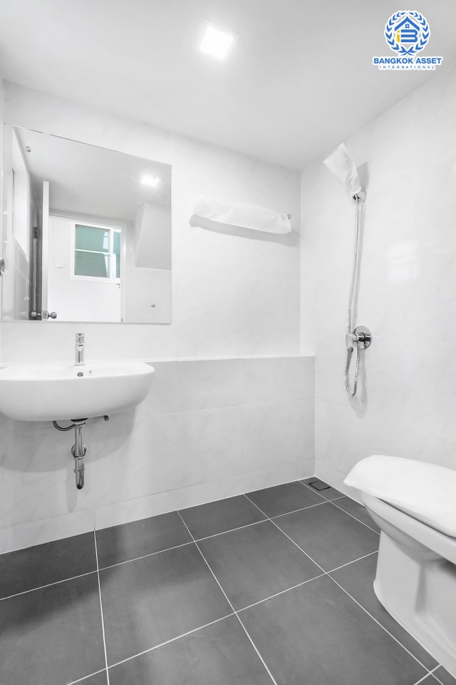 บ้านมือสองตกแต่งใหม่ ม.กฤษดานคร31 ปิ่นเกล้า ติดถนนบรมราชชนนี #หลังมุม โซนใกล้สวนสาธารณะ ฟังก์ชั่นจัดเต็ม 4 ห้องนอน 2 ห้องน้ำ 2 ที่จอดรถ รองรับความสุขบนเนื้อที่ดิน 58 ตร.ว. บนทำเลศักยภาพใกล้ทางคู่ขนานลอยฟ้าบรมราชชนนี และ เพียง 10 นาทีถึงเซ็นทรัลปิ่นเกล้า