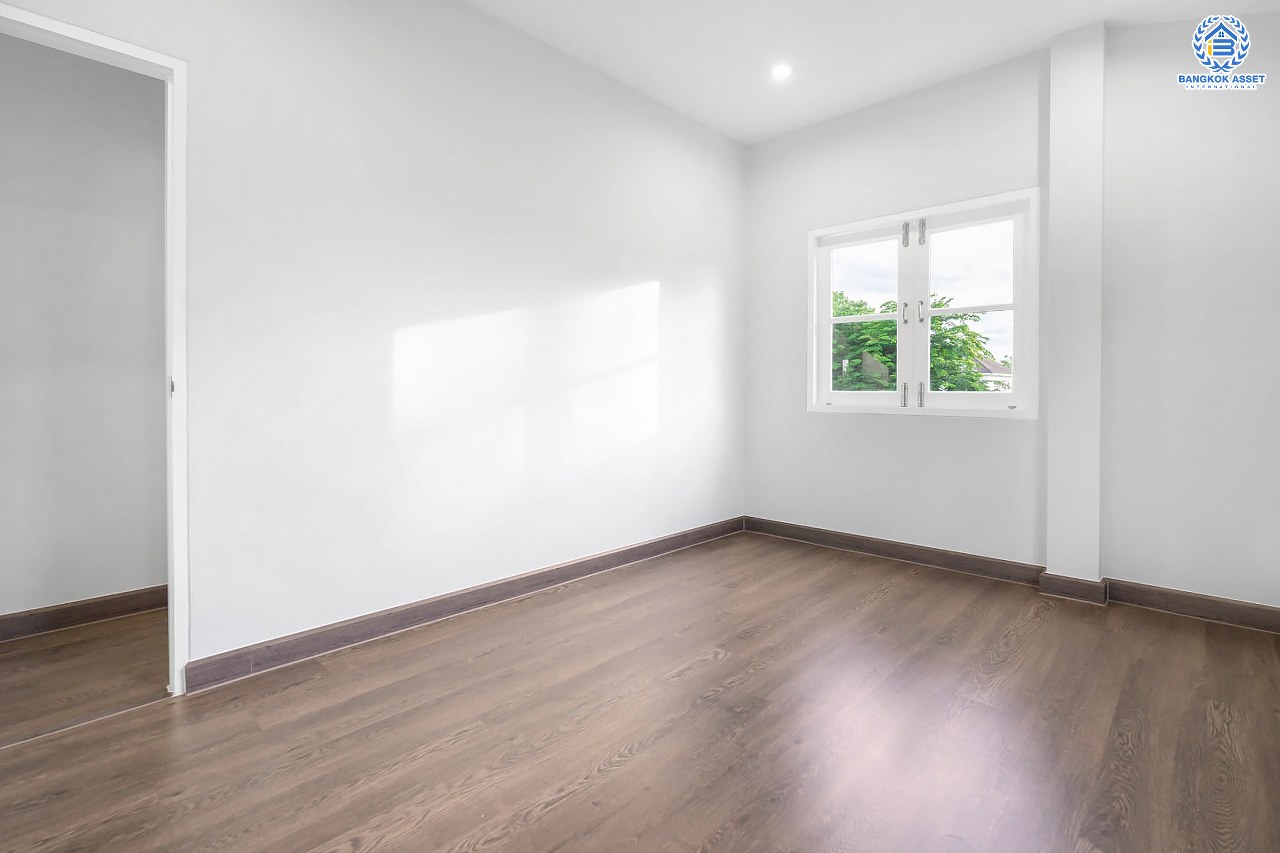 บ้านมือสองตกแต่งใหม่ ม.กฤษดานคร31 ปิ่นเกล้า ติดถนนบรมราชชนนี #หลังมุม โซนใกล้สวนสาธารณะ ฟังก์ชั่นจัดเต็ม 4 ห้องนอน 2 ห้องน้ำ 2 ที่จอดรถ รองรับความสุขบนเนื้อที่ดิน 58 ตร.ว. บนทำเลศักยภาพใกล้ทางคู่ขนานลอยฟ้าบรมราชชนนี และ เพียง 10 นาทีถึงเซ็นทรัลปิ่นเกล้า