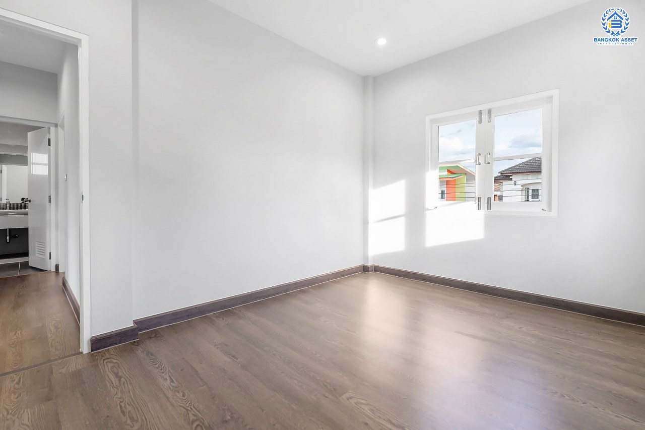 บ้านมือสองตกแต่งใหม่ ม.กฤษดานคร31 ปิ่นเกล้า ติดถนนบรมราชชนนี #หลังมุม โซนใกล้สวนสาธารณะ ฟังก์ชั่นจัดเต็ม 4 ห้องนอน 2 ห้องน้ำ 2 ที่จอดรถ รองรับความสุขบนเนื้อที่ดิน 58 ตร.ว. บนทำเลศักยภาพใกล้ทางคู่ขนานลอยฟ้าบรมราชชนนี และ เพียง 10 นาทีถึงเซ็นทรัลปิ่นเกล้า