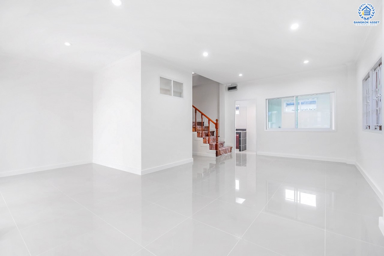 บ้านมือสองตกแต่งใหม่ ม.บิวตี้เฮ้าส์4 กาญจนาฯ-ราชพฤกษ์ ทาวน์เฮ้าส์หลังใหญ่ เนื้อที่ 30.1 ตร.ว. ฟังก์ชั่น 3 ห้องนอน 2 ห้องน้ำ 2 ที่จอดรถ ชั้นเป็นปูพื้นไม้ปาร์เก้ มีพื้นที่สนามด้านข้าง บนทำเลเยี่ยมเข้า-ออกได้หลายเส้นทาง ใกล้ The Walk , โรงเรียนเทพศิรินทร์ เพียง 5 นาทีถึงทางด่วน "ศรีรัช"...