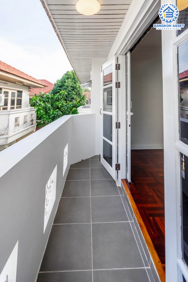 บ้านมือสองตกแต่งใหม่ ม.บิวตี้เฮ้าส์4 กาญจนาฯ-ราชพฤกษ์ ทาวน์เฮ้าส์หลังใหญ่ เนื้อที่ 30.1 ตร.ว. ฟังก์ชั่น 3 ห้องนอน 2 ห้องน้ำ 2 ที่จอดรถ ชั้นเป็นปูพื้นไม้ปาร์เก้ มีพื้นที่สนามด้านข้าง บนทำเลเยี่ยมเข้า-ออกได้หลายเส้นทาง ใกล้ The Walk , โรงเรียนเทพศิรินทร์ เพียง 5 นาทีถึงทางด่วน "ศรีรัช"...