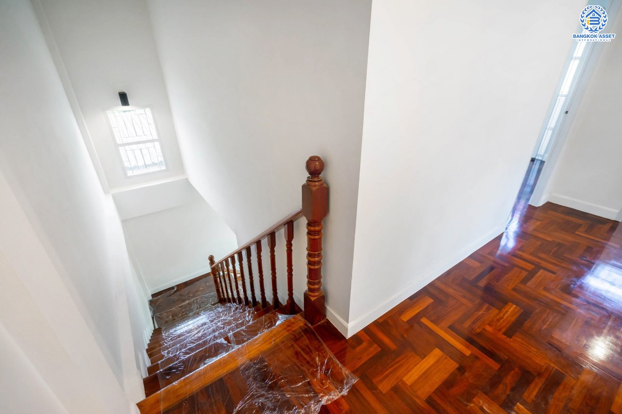 บ้านมือสองตกแต่งใหม่ ม.บิวตี้เฮ้าส์4 กาญจนาฯ-ราชพฤกษ์ ทาวน์เฮ้าส์หลังใหญ่ เนื้อที่ 30.1 ตร.ว. ฟังก์ชั่น 3 ห้องนอน 2 ห้องน้ำ 2 ที่จอดรถ ชั้นเป็นปูพื้นไม้ปาร์เก้ มีพื้นที่สนามด้านข้าง บนทำเลเยี่ยมเข้า-ออกได้หลายเส้นทาง ใกล้ The Walk , โรงเรียนเทพศิรินทร์ เพียง 5 นาทีถึงทางด่วน "ศรีรัช"...