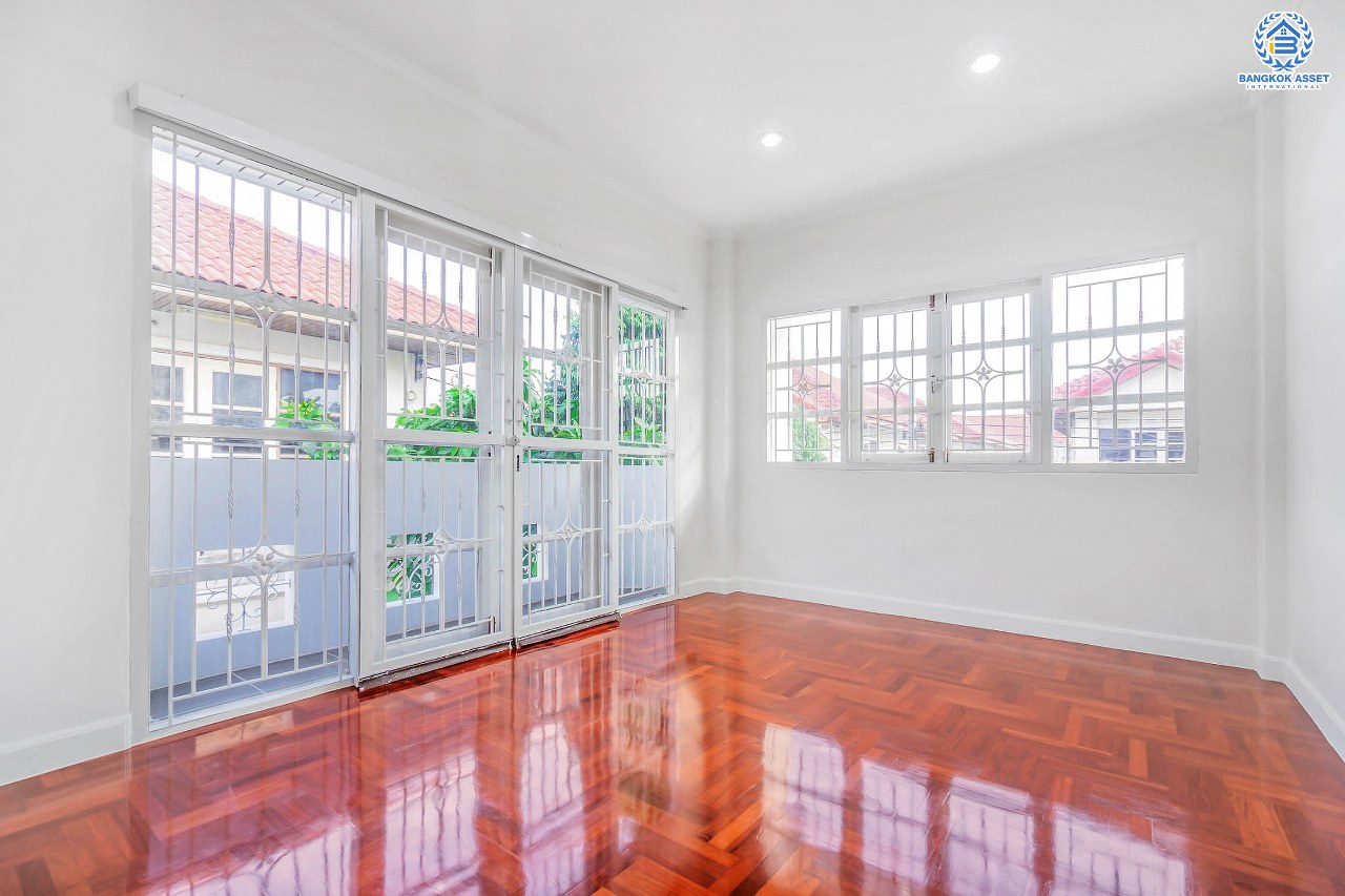 บ้านมือสองตกแต่งใหม่ ม.บิวตี้เฮ้าส์4 กาญจนาฯ-ราชพฤกษ์ ทาวน์เฮ้าส์หลังใหญ่ เนื้อที่ 30.1 ตร.ว. ฟังก์ชั่น 3 ห้องนอน 2 ห้องน้ำ 2 ที่จอดรถ ชั้นเป็นปูพื้นไม้ปาร์เก้ มีพื้นที่สนามด้านข้าง บนทำเลเยี่ยมเข้า-ออกได้หลายเส้นทาง ใกล้ The Walk , โรงเรียนเทพศิรินทร์ เพียง 5 นาทีถึงทางด่วน "ศรีรัช"...