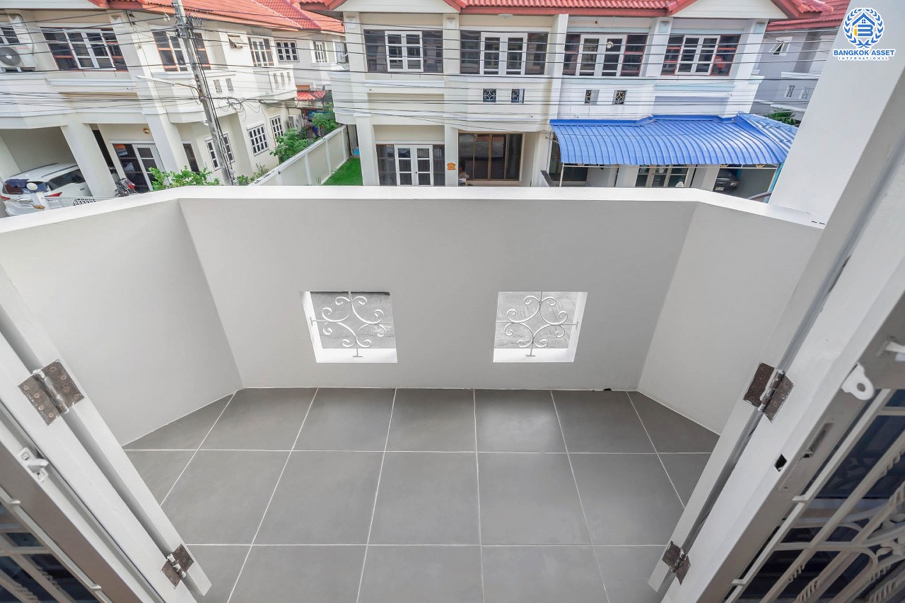 บ้านมือสองตกแต่งใหม่ ม.บิวตี้เฮ้าส์4 กาญจนาฯ-ราชพฤกษ์ ทาวน์เฮ้าส์หลังใหญ่ เนื้อที่ 30.1 ตร.ว. ฟังก์ชั่น 3 ห้องนอน 2 ห้องน้ำ 2 ที่จอดรถ ชั้นเป็นปูพื้นไม้ปาร์เก้ มีพื้นที่สนามด้านข้าง บนทำเลเยี่ยมเข้า-ออกได้หลายเส้นทาง ใกล้ The Walk , โรงเรียนเทพศิรินทร์ เพียง 5 นาทีถึงทางด่วน "ศรีรัช"...