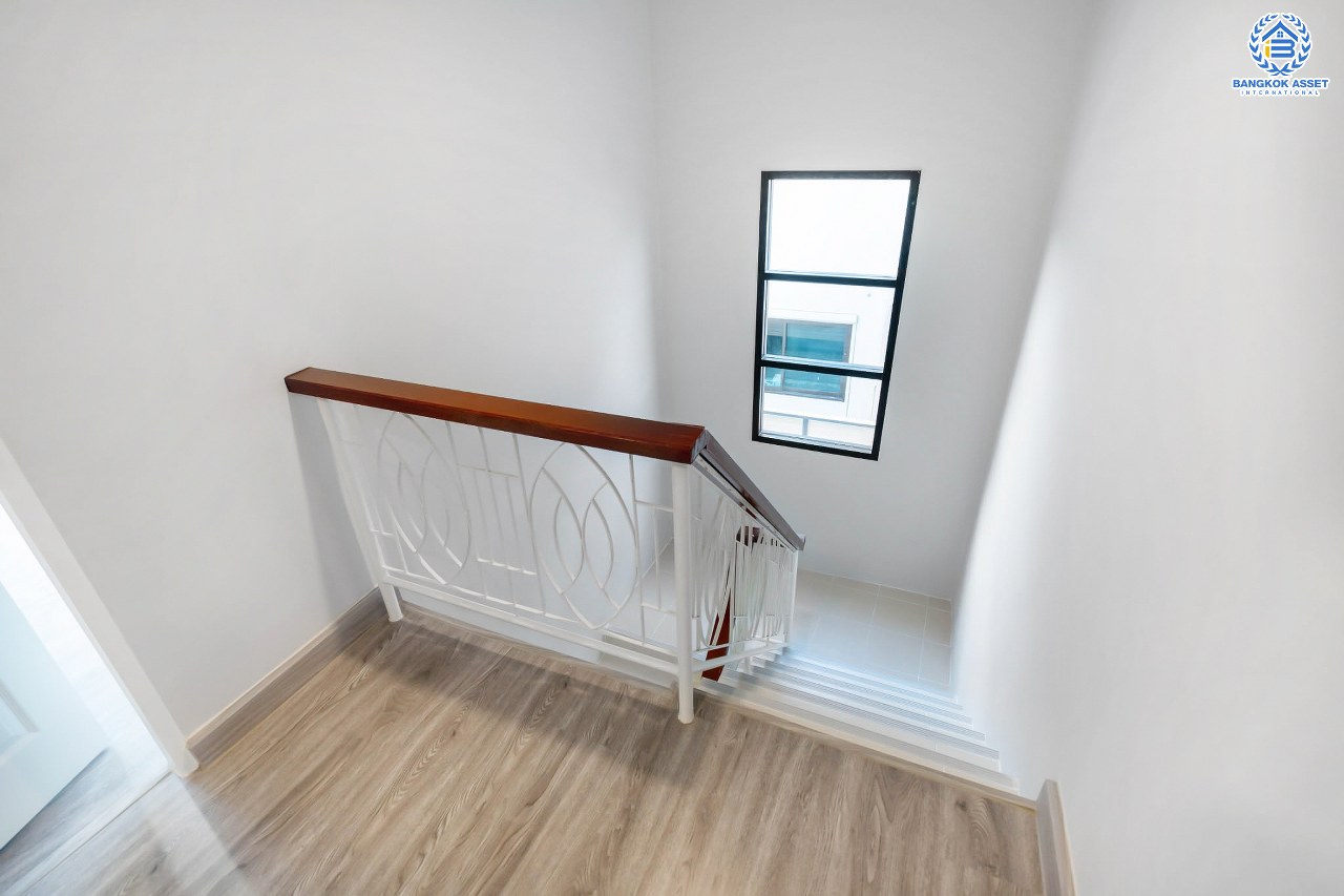 บ้านมือสองตกแต่งใหม่ ม.นนทรีปาร์ค รัตนาธิเบศร์-ไทรม้า บ้านแฝดหลังใหญ่เกือบเท่าบ้านเดี่ยว! เนื้อที่ 44 ตร.ว. ฟังก์ชั่นจัดเต็ม 4 ห้องนอน 3 ห้องน้ำ จอดรถได้ 2 คัน กว้างขวางบนพื้นที่ใช้สอยถึง 234 ตร.ม. บนทำเลโซนเมือง ใจกลาง 2 เซ็นทรัลฯ เดินทางสุดสะดวกเพียง 2 นาทีถึงรถไฟฟ้า "สถานีไทรม้า"...