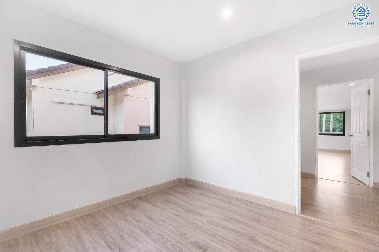 บ้านมือสองตกแต่งใหม่ ม.นนทรีปาร์ค รัตนาธิเบศร์-ไทรม้า บ้านแฝดหลังใหญ่เกือบเท่าบ้านเดี่ยว! เนื้อที่ 44 ตร.ว. ฟังก์ชั่นจัดเต็ม 4 ห้องนอน 3 ห้องน้ำ จอดรถได้ 2 คัน กว้างขวางบนพื้นที่ใช้สอยถึง 234 ตร.ม. บนทำเลโซนเมือง ใจกลาง 2 เซ็นทรัลฯ เดินทางสุดสะดวกเพียง 2 นาทีถึงรถไฟฟ้า "สถานีไทรม้า"...