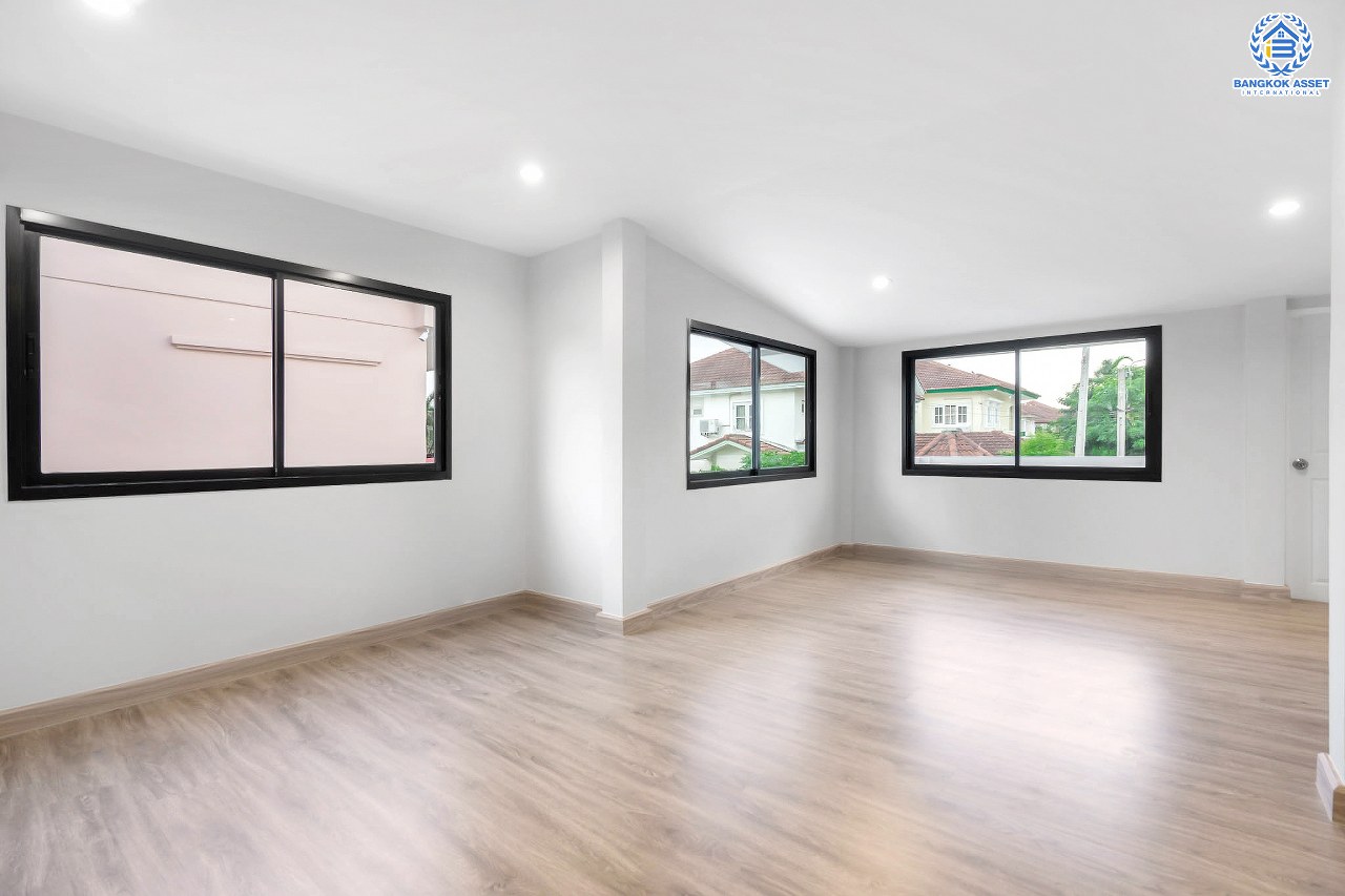 บ้านมือสองตกแต่งใหม่ ม.นนทรีปาร์ค รัตนาธิเบศร์-ไทรม้า บ้านแฝดหลังใหญ่เกือบเท่าบ้านเดี่ยว! เนื้อที่ 44 ตร.ว. ฟังก์ชั่นจัดเต็ม 4 ห้องนอน 3 ห้องน้ำ จอดรถได้ 2 คัน กว้างขวางบนพื้นที่ใช้สอยถึง 234 ตร.ม. บนทำเลโซนเมือง ใจกลาง 2 เซ็นทรัลฯ เดินทางสุดสะดวกเพียง 2 นาทีถึงรถไฟฟ้า "สถานีไทรม้า"...