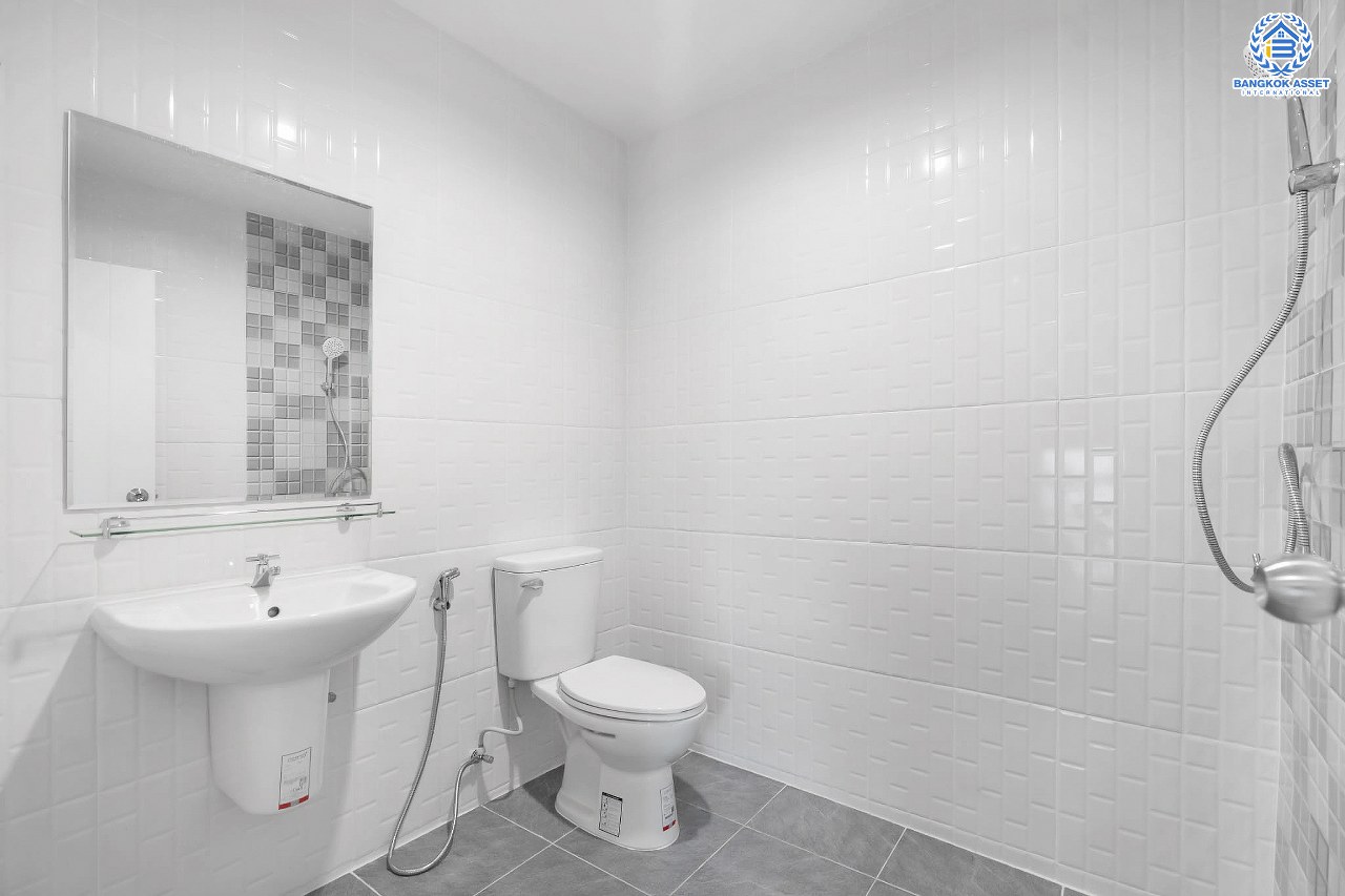 บ้านมือสองตกแต่งใหม่ ม.นนทรีปาร์ค รัตนาธิเบศร์-ไทรม้า บ้านแฝดหลังใหญ่เกือบเท่าบ้านเดี่ยว! เนื้อที่ 44 ตร.ว. ฟังก์ชั่นจัดเต็ม 4 ห้องนอน 3 ห้องน้ำ จอดรถได้ 2 คัน กว้างขวางบนพื้นที่ใช้สอยถึง 234 ตร.ม. บนทำเลโซนเมือง ใจกลาง 2 เซ็นทรัลฯ เดินทางสุดสะดวกเพียง 2 นาทีถึงรถไฟฟ้า "สถานีไทรม้า"...