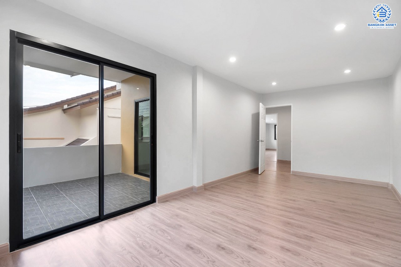 บ้านมือสองตกแต่งใหม่ ม.นนทรีปาร์ค รัตนาธิเบศร์-ไทรม้า บ้านแฝดหลังใหญ่เกือบเท่าบ้านเดี่ยว! เนื้อที่ 44 ตร.ว. ฟังก์ชั่นจัดเต็ม 4 ห้องนอน 3 ห้องน้ำ จอดรถได้ 2 คัน กว้างขวางบนพื้นที่ใช้สอยถึง 234 ตร.ม. บนทำเลโซนเมือง ใจกลาง 2 เซ็นทรัลฯ เดินทางสุดสะดวกเพียง 2 นาทีถึงรถไฟฟ้า "สถานีไทรม้า"...