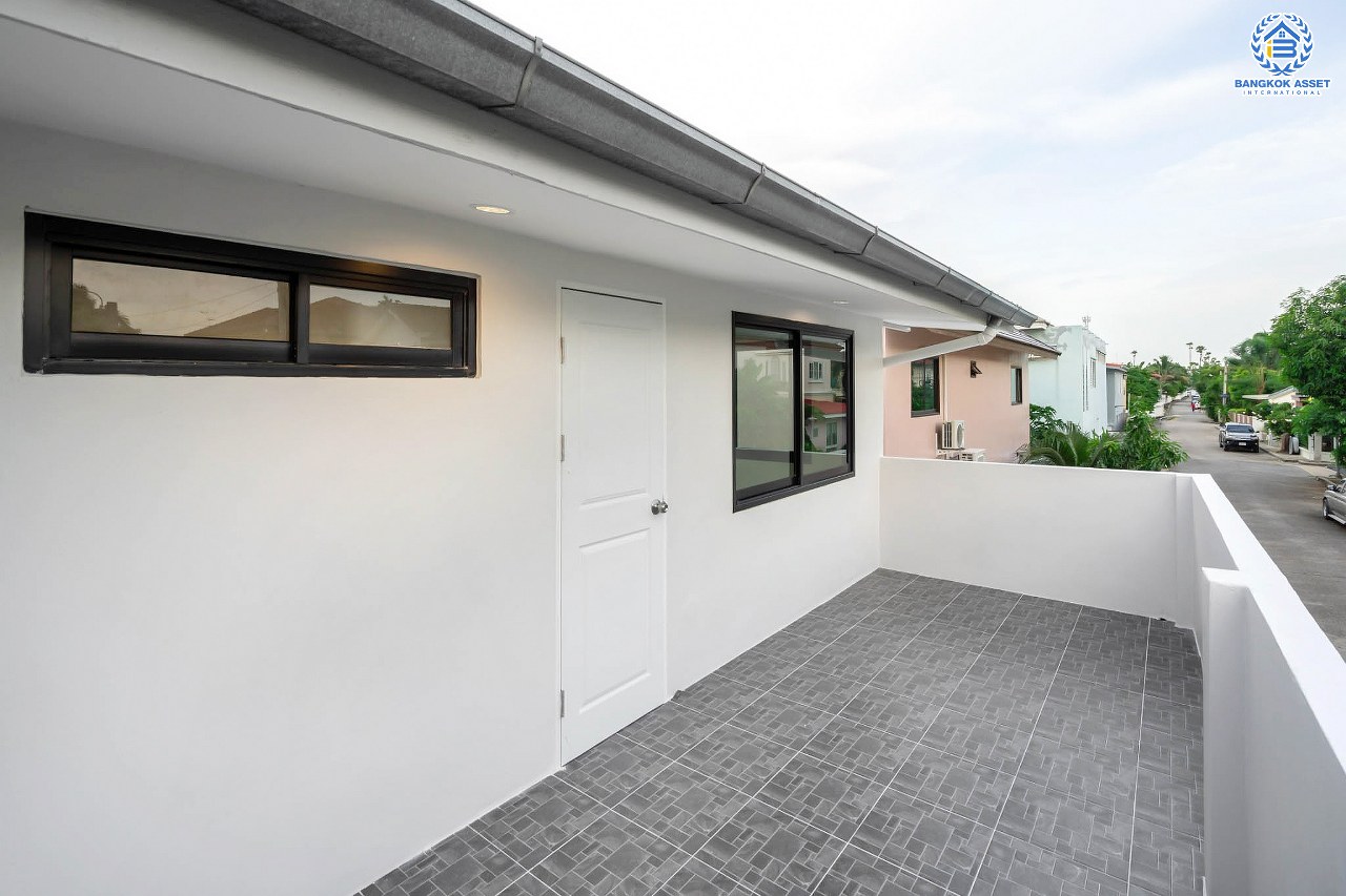 บ้านมือสองตกแต่งใหม่ ม.นนทรีปาร์ค รัตนาธิเบศร์-ไทรม้า บ้านแฝดหลังใหญ่เกือบเท่าบ้านเดี่ยว! เนื้อที่ 44 ตร.ว. ฟังก์ชั่นจัดเต็ม 4 ห้องนอน 3 ห้องน้ำ จอดรถได้ 2 คัน กว้างขวางบนพื้นที่ใช้สอยถึง 234 ตร.ม. บนทำเลโซนเมือง ใจกลาง 2 เซ็นทรัลฯ เดินทางสุดสะดวกเพียง 2 นาทีถึงรถไฟฟ้า "สถานีไทรม้า"...