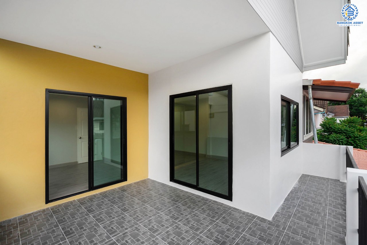 บ้านมือสองตกแต่งใหม่ ม.นนทรีปาร์ค รัตนาธิเบศร์-ไทรม้า บ้านแฝดหลังใหญ่เกือบเท่าบ้านเดี่ยว! เนื้อที่ 44 ตร.ว. ฟังก์ชั่นจัดเต็ม 4 ห้องนอน 3 ห้องน้ำ จอดรถได้ 2 คัน กว้างขวางบนพื้นที่ใช้สอยถึง 234 ตร.ม. บนทำเลโซนเมือง ใจกลาง 2 เซ็นทรัลฯ เดินทางสุดสะดวกเพียง 2 นาทีถึงรถไฟฟ้า "สถานีไทรม้า"...