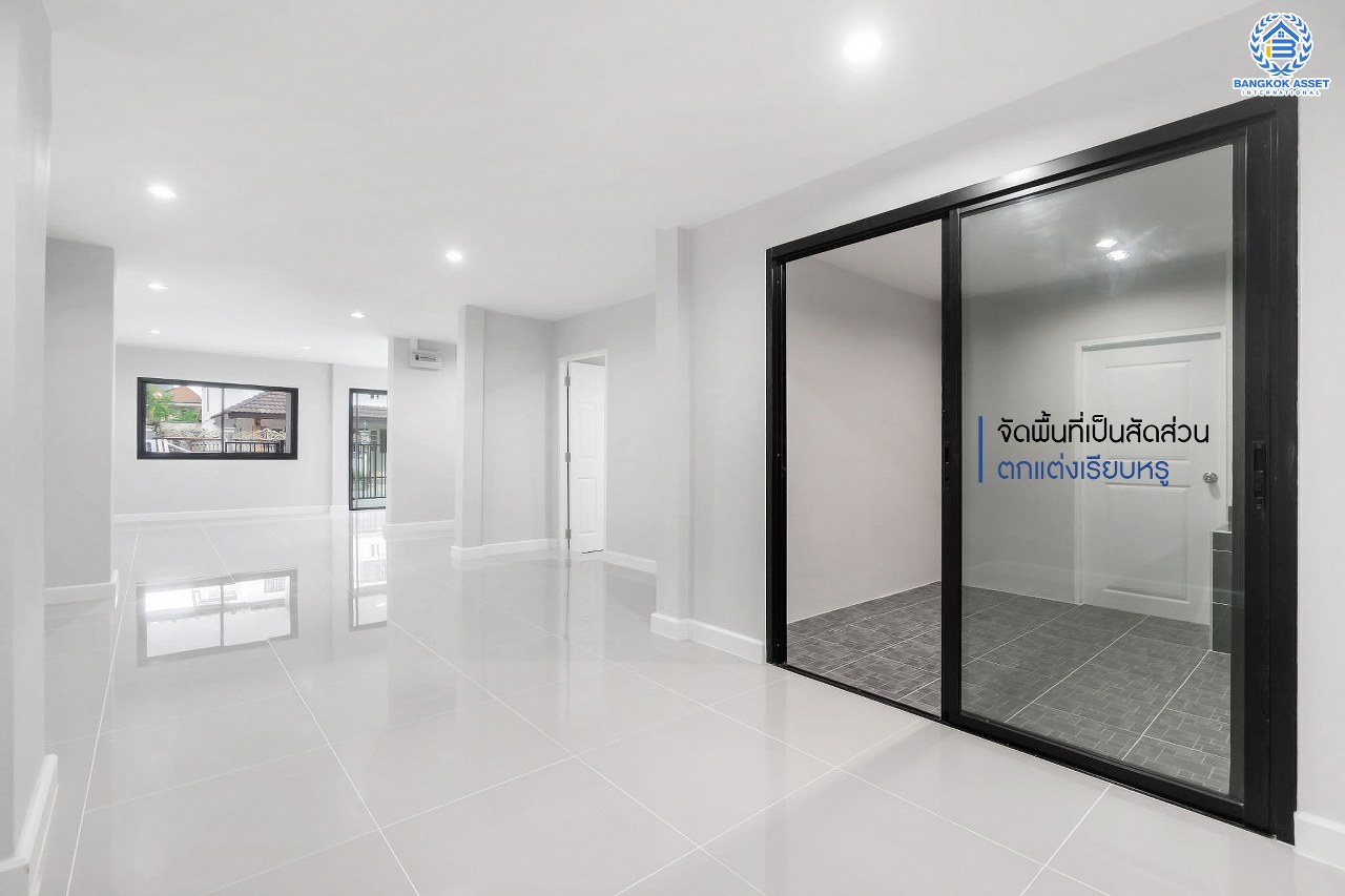 บ้านมือสองตกแต่งใหม่ ม.นนทรีปาร์ค รัตนาธิเบศร์-ไทรม้า บ้านแฝดหลังใหญ่เกือบเท่าบ้านเดี่ยว! เนื้อที่ 44 ตร.ว. ฟังก์ชั่นจัดเต็ม 4 ห้องนอน 3 ห้องน้ำ จอดรถได้ 2 คัน กว้างขวางบนพื้นที่ใช้สอยถึง 234 ตร.ม. บนทำเลโซนเมือง ใจกลาง 2 เซ็นทรัลฯ เดินทางสุดสะดวกเพียง 2 นาทีถึงรถไฟฟ้า "สถานีไทรม้า"...