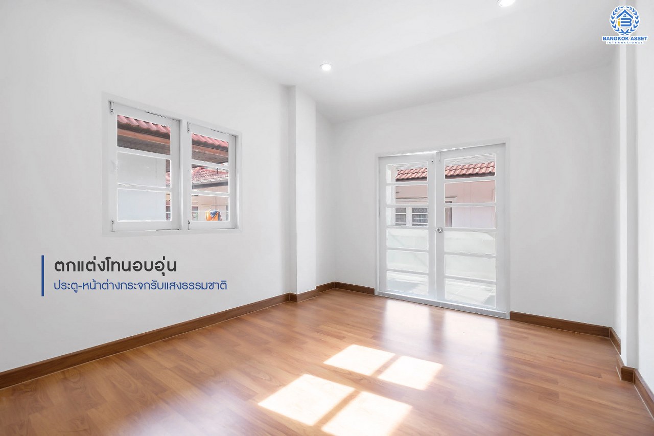 บ้านมือสองตกแต่งใหม่ บนทำเลที่ดีที่สุด! หน้าโครงการติด MRT "สถานีไทรม้า" ม.ซื่อตรง พระนั่งเกล้า-ท่าอิฐ ทาวน์เฮ้าส์หลังใหญ่ระดับบ้านแฝด เนื้อที่ 34.3 ตร.ว. ฟังก์ชั่นจัดเต็ม 4 ห้องนอน 2 ห้องน้ำ ทำเลใกล้ Central รัตนาธิเบศร์ และทางด่วนงามวงศ์วาน...