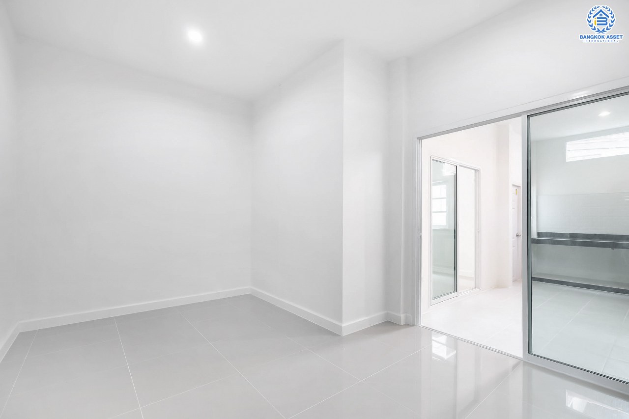 บ้านมือสองตกแต่งใหม่ บนทำเลที่ดีที่สุด! หน้าโครงการติด MRT "สถานีไทรม้า" ม.ซื่อตรง พระนั่งเกล้า-ท่าอิฐ ทาวน์เฮ้าส์หลังใหญ่ระดับบ้านแฝด เนื้อที่ 34.3 ตร.ว. ฟังก์ชั่นจัดเต็ม 4 ห้องนอน 2 ห้องน้ำ ทำเลใกล้ Central รัตนาธิเบศร์ และทางด่วนงามวงศ์วาน...