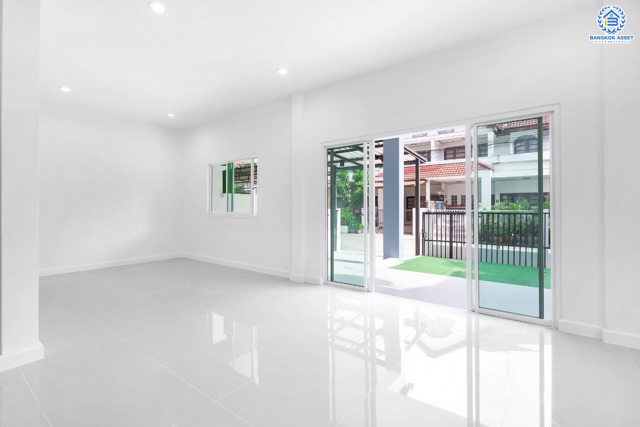 บ้านมือสองตกแต่งใหม่ บนทำเลที่ดีที่สุด! หน้าโครงการติด MRT "สถานีไทรม้า" ม.ซื่อตรง พระนั่งเกล้า-ท่าอิฐ ทาวน์เฮ้าส์หลังใหญ่ระดับบ้านแฝด เนื้อที่ 34.3 ตร.ว. ฟังก์ชั่นจัดเต็ม 4 ห้องนอน 2 ห้องน้ำ ทำเลใกล้ Central รัตนาธิเบศร์ และทางด่วนงามวงศ์วาน...