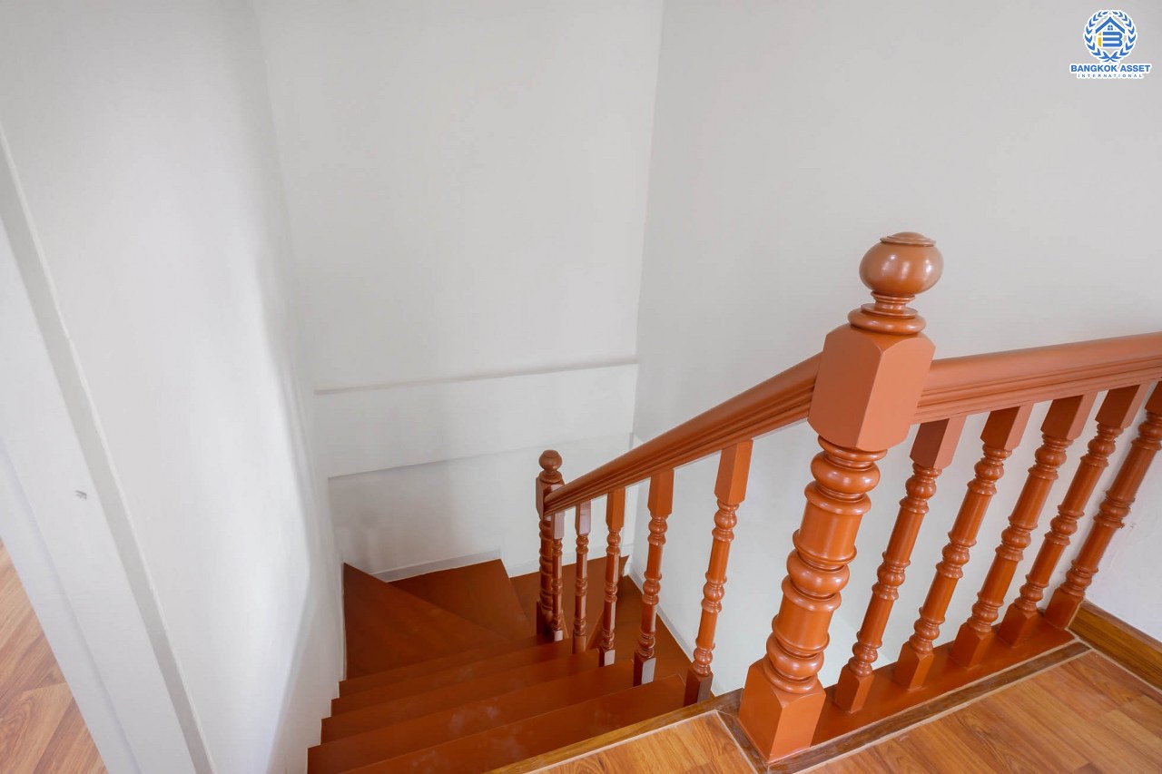 บ้านมือสองตกแต่งใหม่ บนทำเลที่ดีที่สุด! หน้าโครงการติด MRT "สถานีไทรม้า" ม.ซื่อตรง พระนั่งเกล้า-ท่าอิฐ ทาวน์เฮ้าส์หลังใหญ่ระดับบ้านแฝด เนื้อที่ 34.3 ตร.ว. ฟังก์ชั่นจัดเต็ม 4 ห้องนอน 2 ห้องน้ำ ทำเลใกล้ Central รัตนาธิเบศร์ และทางด่วนงามวงศ์วาน...