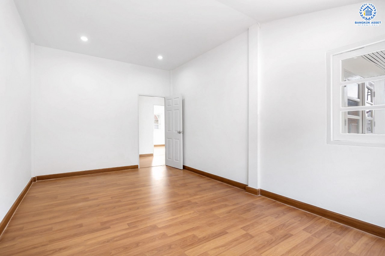 บ้านมือสองตกแต่งใหม่ บนทำเลที่ดีที่สุด! หน้าโครงการติด MRT "สถานีไทรม้า" ม.ซื่อตรง พระนั่งเกล้า-ท่าอิฐ ทาวน์เฮ้าส์หลังใหญ่ระดับบ้านแฝด เนื้อที่ 34.3 ตร.ว. ฟังก์ชั่นจัดเต็ม 4 ห้องนอน 2 ห้องน้ำ ทำเลใกล้ Central รัตนาธิเบศร์ และทางด่วนงามวงศ์วาน...