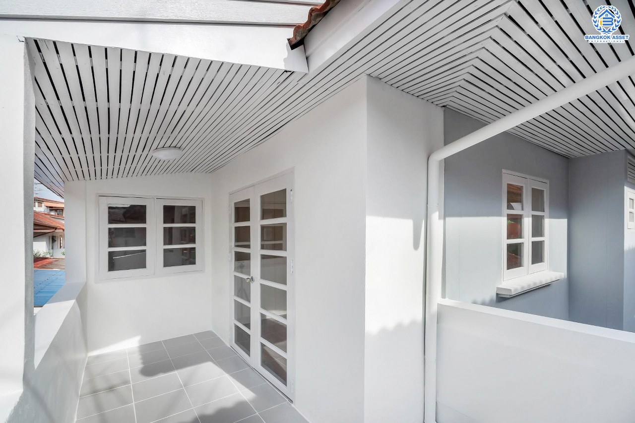 บ้านมือสองตกแต่งใหม่ บนทำเลที่ดีที่สุด! หน้าโครงการติด MRT "สถานีไทรม้า" ม.ซื่อตรง พระนั่งเกล้า-ท่าอิฐ ทาวน์เฮ้าส์หลังใหญ่ระดับบ้านแฝด เนื้อที่ 34.3 ตร.ว. ฟังก์ชั่นจัดเต็ม 4 ห้องนอน 2 ห้องน้ำ ทำเลใกล้ Central รัตนาธิเบศร์ และทางด่วนงามวงศ์วาน...