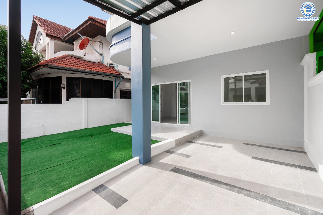 บ้านมือสองตกแต่งใหม่ บนทำเลที่ดีที่สุด! หน้าโครงการติด MRT "สถานีไทรม้า" ม.ซื่อตรง พระนั่งเกล้า-ท่าอิฐ ทาวน์เฮ้าส์หลังใหญ่ระดับบ้านแฝด เนื้อที่ 34.3 ตร.ว. ฟังก์ชั่นจัดเต็ม 4 ห้องนอน 2 ห้องน้ำ ทำเลใกล้ Central รัตนาธิเบศร์ และทางด่วนงามวงศ์วาน...