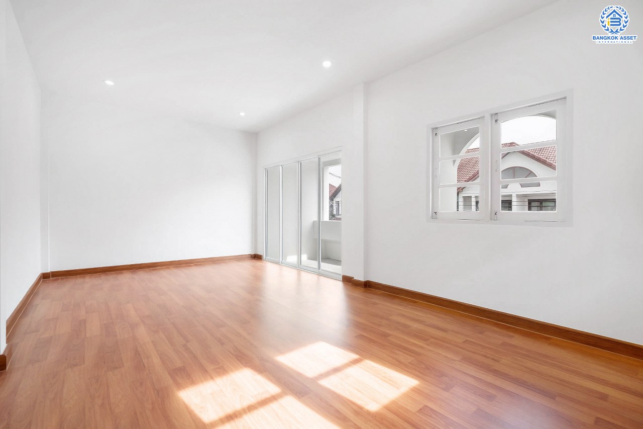 บ้านมือสองตกแต่งใหม่ บนทำเลที่ดีที่สุด! หน้าโครงการติด MRT "สถานีไทรม้า" ม.ซื่อตรง พระนั่งเกล้า-ท่าอิฐ ทาวน์เฮ้าส์หลังใหญ่ระดับบ้านแฝด เนื้อที่ 34.3 ตร.ว. ฟังก์ชั่นจัดเต็ม 4 ห้องนอน 2 ห้องน้ำ ทำเลใกล้ Central รัตนาธิเบศร์ และทางด่วนงามวงศ์วาน...