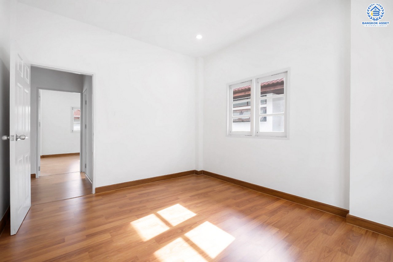 บ้านมือสองตกแต่งใหม่ บนทำเลที่ดีที่สุด! หน้าโครงการติด MRT "สถานีไทรม้า" ม.ซื่อตรง พระนั่งเกล้า-ท่าอิฐ ทาวน์เฮ้าส์หลังใหญ่ระดับบ้านแฝด เนื้อที่ 34.3 ตร.ว. ฟังก์ชั่นจัดเต็ม 4 ห้องนอน 2 ห้องน้ำ ทำเลใกล้ Central รัตนาธิเบศร์ และทางด่วนงามวงศ์วาน...