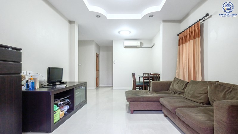 บ้านแฝดมือสอง ใกล้สนามบินดอนเมือง ม.เฟื่องฟ้า-ดอนเมือง บ้านสวยพร้อมอยู่ เนื้อที่ 31 ตร.ว. ฟังก์ชั่นสุดคุ้ม 4 ห้องนอน 3 ห้องน้ำ พร้อมเดินทางสุดสะดวก บนทำเลใกล้รถไฟฟ้าสายสีแดง และจุดขึ้นทางด่วน "ศรีสมาน"