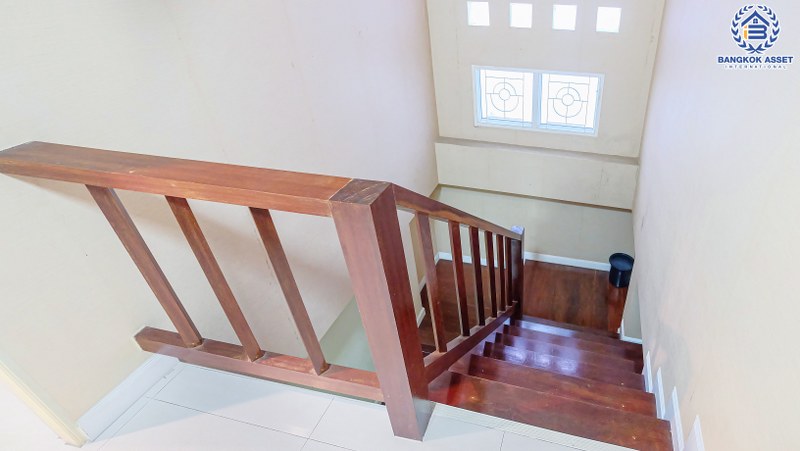 บ้านแฝดมือสอง ใกล้สนามบินดอนเมือง ม.เฟื่องฟ้า-ดอนเมือง บ้านสวยพร้อมอยู่ เนื้อที่ 31 ตร.ว. ฟังก์ชั่นสุดคุ้ม 4 ห้องนอน 3 ห้องน้ำ พร้อมเดินทางสุดสะดวก บนทำเลใกล้รถไฟฟ้าสายสีแดง และจุดขึ้นทางด่วน "ศรีสมาน"