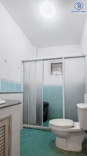 บ้านแฝดมือสอง ใกล้สนามบินดอนเมือง ม.เฟื่องฟ้า-ดอนเมือง บ้านสวยพร้อมอยู่ เนื้อที่ 31 ตร.ว. ฟังก์ชั่นสุดคุ้ม 4 ห้องนอน 3 ห้องน้ำ พร้อมเดินทางสุดสะดวก บนทำเลใกล้รถไฟฟ้าสายสีแดง และจุดขึ้นทางด่วน "ศรีสมาน"