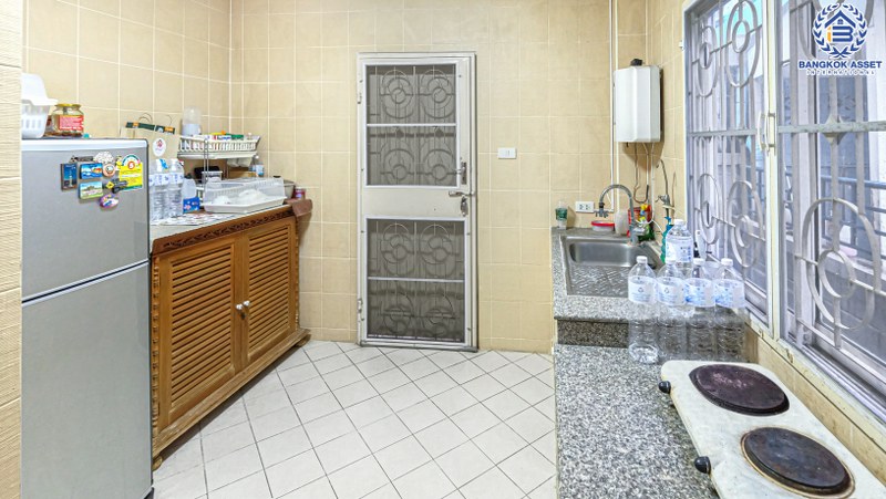 บ้านแฝดมือสอง ใกล้สนามบินดอนเมือง ม.เฟื่องฟ้า-ดอนเมือง บ้านสวยพร้อมอยู่ เนื้อที่ 31 ตร.ว. ฟังก์ชั่นสุดคุ้ม 4 ห้องนอน 3 ห้องน้ำ พร้อมเดินทางสุดสะดวก บนทำเลใกล้รถไฟฟ้าสายสีแดง และจุดขึ้นทางด่วน "ศรีสมาน"