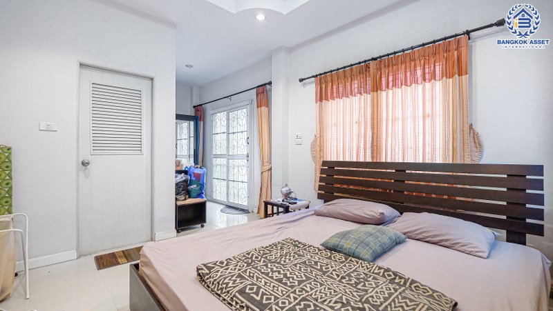 บ้านแฝดมือสอง ใกล้สนามบินดอนเมือง ม.เฟื่องฟ้า-ดอนเมือง บ้านสวยพร้อมอยู่ เนื้อที่ 31 ตร.ว. ฟังก์ชั่นสุดคุ้ม 4 ห้องนอน 3 ห้องน้ำ พร้อมเดินทางสุดสะดวก บนทำเลใกล้รถไฟฟ้าสายสีแดง และจุดขึ้นทางด่วน "ศรีสมาน"