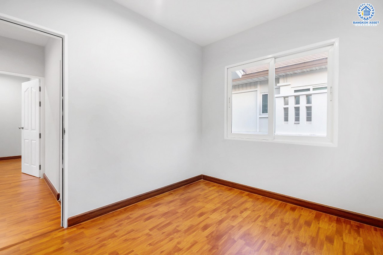 บ้านมือสองตกแต่งใหม่ ม.คาซ่าวิลล์ ราชพฤกษ์-รัตนาธิเบศร์1 (Q.House) ดีไซน์ทันสมัยพร้อมเข้าอยู่ เนื้อที่ 57 ตร.ว. ฟังก์ชั่น 3 ห้องนอน 3 ห้องน้ำ บนทำเลศักยภาพ ติดถนนราชพฤกษ์ และเพียง 10 นาทีถึงรถไฟฟ้า "สถานีบางรักน้อยท่าอิฐ"...