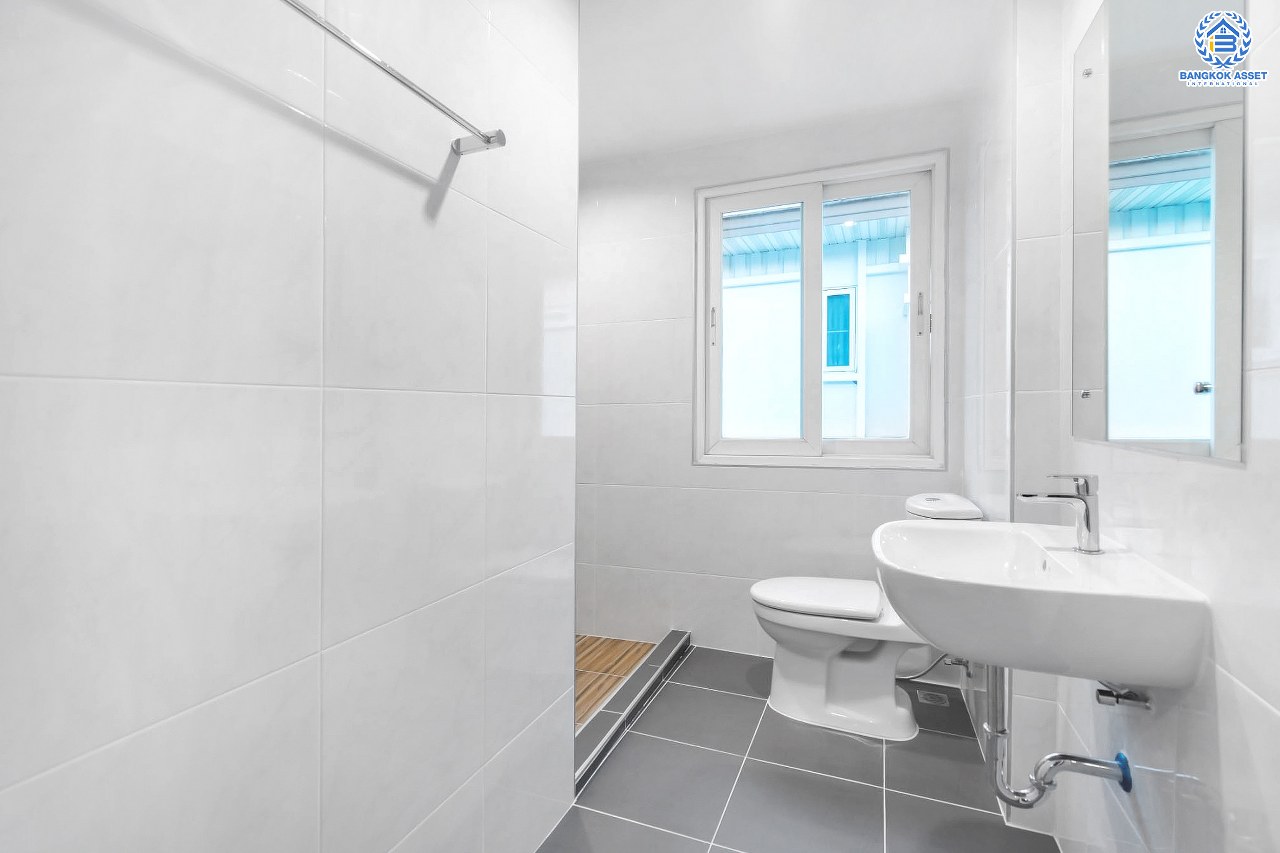 บ้านมือสองตกแต่งใหม่ ม.คาซ่าวิลล์ ราชพฤกษ์-รัตนาธิเบศร์1 (Q.House) ดีไซน์ทันสมัยพร้อมเข้าอยู่ เนื้อที่ 57 ตร.ว. ฟังก์ชั่น 3 ห้องนอน 3 ห้องน้ำ บนทำเลศักยภาพ ติดถนนราชพฤกษ์ และเพียง 10 นาทีถึงรถไฟฟ้า "สถานีบางรักน้อยท่าอิฐ"...