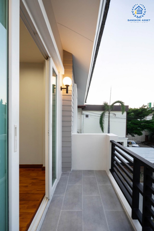 บ้านมือสองตกแต่งใหม่ ม.คาซ่าวิลล์ ราชพฤกษ์-รัตนาธิเบศร์1 (Q.House) ดีไซน์ทันสมัยพร้อมเข้าอยู่ เนื้อที่ 57 ตร.ว. ฟังก์ชั่น 3 ห้องนอน 3 ห้องน้ำ บนทำเลศักยภาพ ติดถนนราชพฤกษ์ และเพียง 10 นาทีถึงรถไฟฟ้า "สถานีบางรักน้อยท่าอิฐ"...