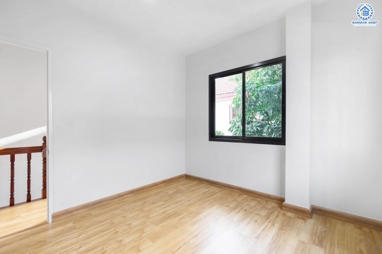 บ้านมือสองตกแต่งใหม่ ม.ลานทอง ติวานนท์-ปากเกร็ด  #หลังใหญ่ แปลงมุม เนื้อที่ 80 ตร.ว. มีพื้นที่สนามด้านข้างกว้าง 195 ตร.ม. พร้อมรับทุกกิจกรรม ฟังก์ชั่น 3 ห้องนอน 2 ห้องน้ำ 3 ที่จอดรถ สะดวกทุกการเดินทาง บนทำเลติด ถ.ติวานนท์ ใกล้เซ็นทรัล และทางด่วน "แจ้งวัฒนะ" เพียง 5 นาทีถึง "ห้าแยกปากเกร็ด"...