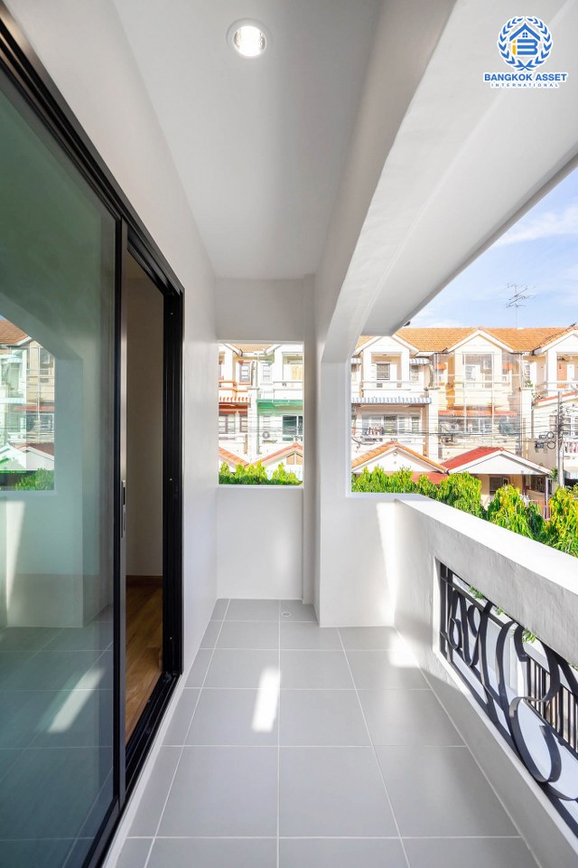 บ้านมือสองตกแต่งใหม่ ม.ลานทอง ติวานนท์-ปากเกร็ด  #หลังใหญ่ แปลงมุม เนื้อที่ 80 ตร.ว. มีพื้นที่สนามด้านข้างกว้าง 195 ตร.ม. พร้อมรับทุกกิจกรรม ฟังก์ชั่น 3 ห้องนอน 2 ห้องน้ำ 3 ที่จอดรถ สะดวกทุกการเดินทาง บนทำเลติด ถ.ติวานนท์ ใกล้เซ็นทรัล และทางด่วน "แจ้งวัฒนะ" เพียง 5 นาทีถึง "ห้าแยกปากเกร็ด"...