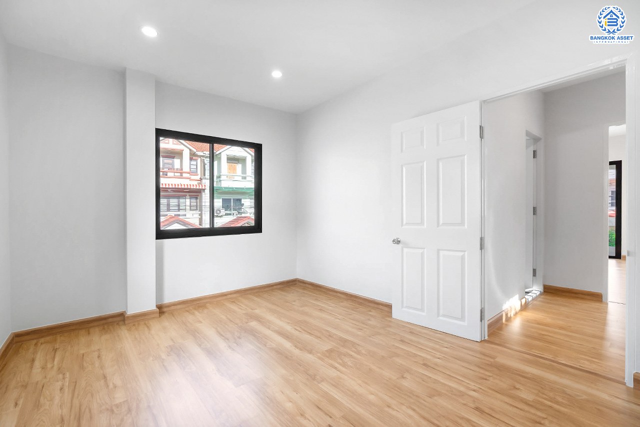 บ้านมือสองตกแต่งใหม่ ม.ลานทอง ติวานนท์-ปากเกร็ด  #หลังใหญ่ แปลงมุม เนื้อที่ 80 ตร.ว. มีพื้นที่สนามด้านข้างกว้าง 195 ตร.ม. พร้อมรับทุกกิจกรรม ฟังก์ชั่น 3 ห้องนอน 2 ห้องน้ำ 3 ที่จอดรถ สะดวกทุกการเดินทาง บนทำเลติด ถ.ติวานนท์ ใกล้เซ็นทรัล และทางด่วน "แจ้งวัฒนะ" เพียง 5 นาทีถึง "ห้าแยกปากเกร็ด"...